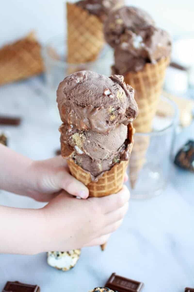 Toasted S'more Chocolate Fudge Ice Cream | https://body-metrics.site/