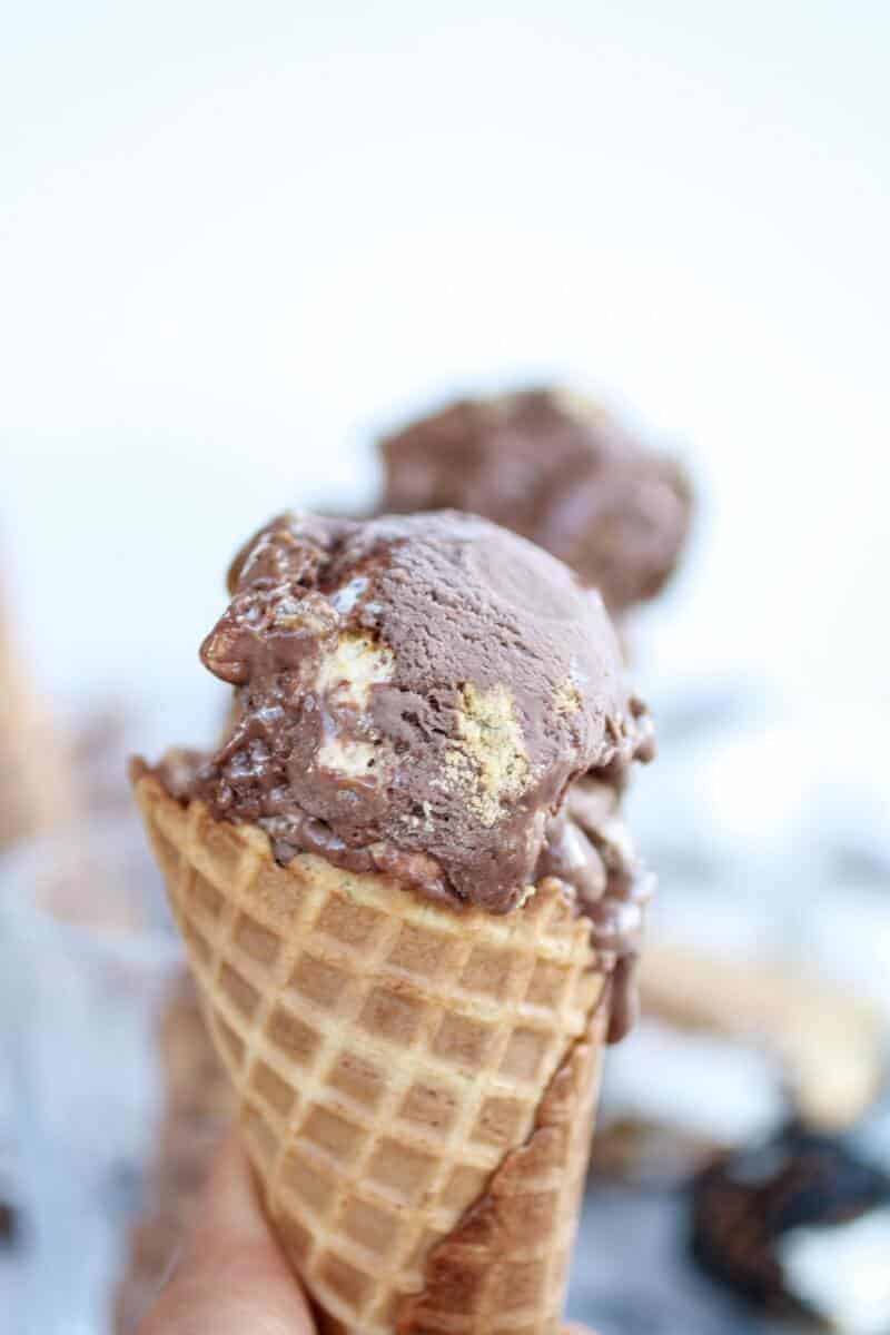 Toasted S'more Chocolate Fudge Ice Cream | https://body-metrics.site/