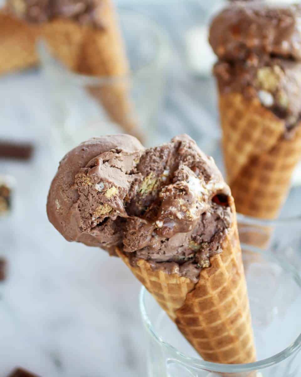 Toasted S'more Chocolate Fudge Ice Cream | https://body-metrics.site/