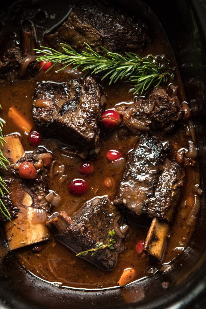 Red Wine Cranberry Braised Short Ribs | halfbakedharvest.com #slowcooker #easy #dinner #familyrecipes #holidayrecipes Red Wine Cranberry Braised Short Ribsin slow cooker