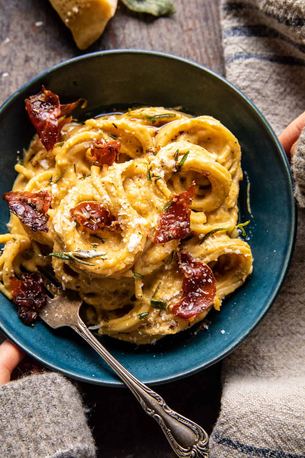 Creamy Roasted Garlic Butternut Squash Pasta | halfbakedhavrest.com